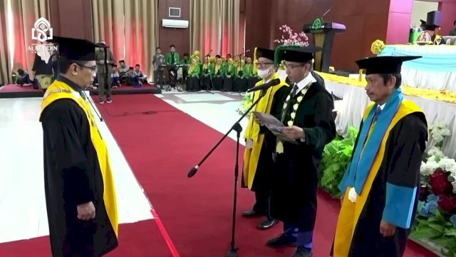 Rektor UIN Alauddin Makassar, Prof Hamdan Juhannis mengukuhkan Prof Dr H Muammar Muhammad Bakry sebagai Guru Besar Hukum Islam Kontemporer melalui Sidang Senat Terbuka Luar Biasa di Gedung Auditorium, Kampus II UIN, Romang Polong Kabupaten Gowa, Kamis (16/3/2023). 