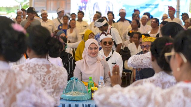 Bupati Luwu Utara, Indah Putri Indriani saat menghadiri perayaan Melasti di Pantai Seta-Seta Poreang, Desa Poreang Kecamatan Tanalili, Minggu (19/02/2023). 