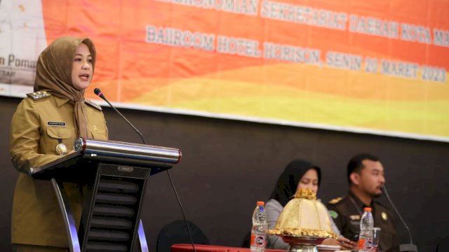 Wakil Wali Kota Makassar, Fatmawati Rusdi saat membuka kegiatan High Level Meeting Tim Pengendalian Inflasi Daerah (TPID) Makassar, yang digelar di Ballroom Hotel Horizon, Senin (20/03/2023).