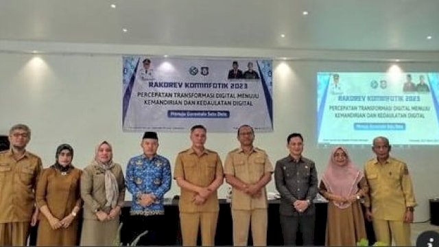 Kabid IKP Zakiya Baserewan (tengah), Kabid Statistik Debby Habibie (kiri), dan Kabid Aptika Rengga Aradhea, saat memberikan paparan terkait kolaborasi Diskominfotik Provinsi Gorontalo dengan kabupaten/kota, pada rakorev Kominfotik 2023, di cafe omah, Pohuwato, Senin (20/3/2023). 