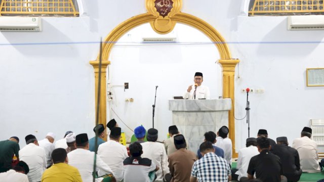 Wali Kota Makassar, Moh Ramdhan Pomanto saat ceramah singkatnya usai salat Subuh berjamaah bersama masyarakat di Masjid Nur Al Aqsha, Jl Amirullah, Mamajang, Kamis, (23/03/2023).