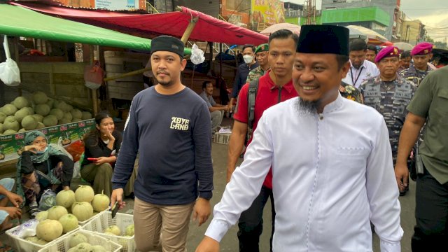 Gubernur Sulsel, Andi Sudirman Sulaiman bersama Disdag Makassar, melakukan pemantauan bahan pokok di Pasar Terong, Makassar, Jumat (24/3/2023).