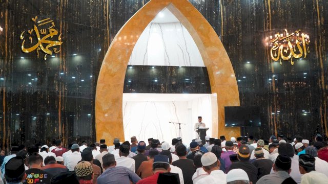 Wali Kota Parepare, Taufan Pawe (TP) saat membuka Safari Ramadan Pemkot Parepare, sekaligus melasanakan Salat Isya dan Tarawih, di Masjid Terapung BJ Habibie, Jumat (24/3/2023). 