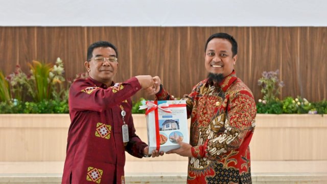 Penyerahan LKPD Unaudited TA 2022 dilakukan oleh Gubernur Sulsel, Andi Sudirman Sulaiman kepada Kepala Perwakilan BPK Provinsi Sulawesi Selatan, Amin Adab Bangun di Kantor BPK Perwakilan Provinsi Sulawesi Selatan, Sabtu, (25/3/2023). 