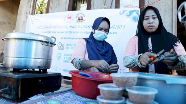 Mak Ganjar Sulsel saat membekali puluhan ibu-ibu keterampilan mengolah salah satu komoditas hasil laut menjadi produk olahan abon di Desa Pabentengan, Kecamatan Marusu, Kabupaten Maros, Sulawesi Selatan, Sabtu (25/3/2023).