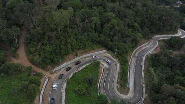 Penampakan jalan ruas Takkalasi - Bainange - Lawo antara Kabupaten Barru ke Kabupaten Soppeng, Sulsel. 