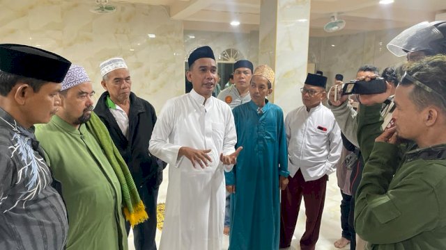 Ketua DPRD Rudianto Lallo bersama Sekretaris MUI Makassar KH Maskur langsung mengunjungi Masjid Ittifaqul Jamaah yang kubahnya roboh sesaat hendak tarawih di Jalan Barukang, Kecamatan Ujung Tanah, Minggu malam (26/3/2023). 