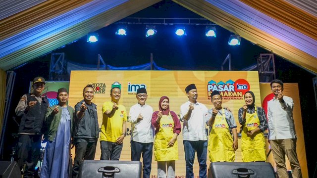 Pasar Ramadan Himpunan Pengusaha Muda Indonesia (HIPMI) Kota Parepare yang bekerjasama dengan Indosat IM3 resmi dibuka, di Kawasan Taman Religius, Kota Parepare Minggu, (26/3/2023). 