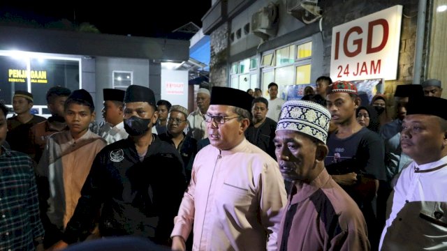 Wali Kota Makassar Moh Ramdhan Pomanto saat meninjau Masjid Ittifaqul Jamaah di Jalan Barukang yang mengalami roboh pada bagian kubah hingga menimpah sejumlah jemaah dan menelan korban luka-luka. 