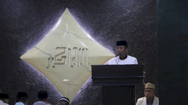 Camat Tallo, Alamsyah Sahabuddin saat melaksanakan safari Ramadan di Masjid Besar Syura, Jl Arif Rahman Hakim, Kelurahan Ujung Pandang Baru, Senin, (27/03/2023).