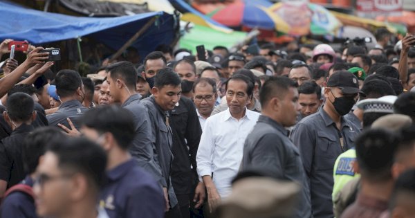 Sebulan Lagi Lengser, Jokowi Pakai Pengeras Suara di Pasar: Maaf ya Bapak Ibu