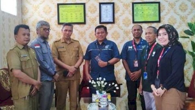 Suasana pertemuan Kepala Diskominfotik Provinsi Gorontalo Rifli Katili bersama GM Telkom Gorontalo dan jajarannya, saat bertandang ke kantor Telkom Gorontalo, Selasa (28/3/2023).