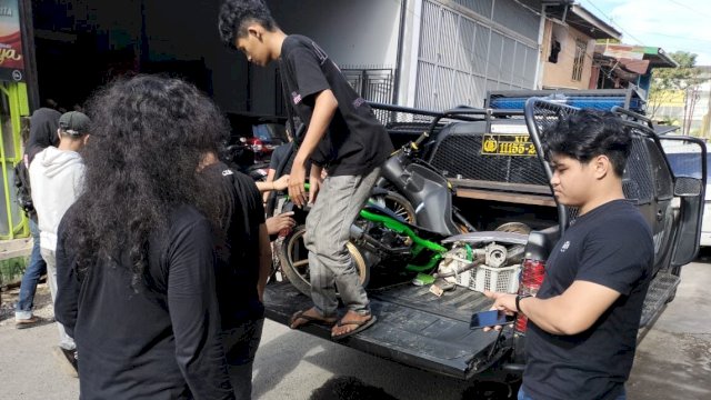 Barang bukti motor yang digunakan pelaku menerobos iring-iringan presiden Jokowi di Makassar disita Polisi sebagai barang bukti. 