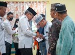 Taufan Pawe Serahkan Insentif Triwulan I Untuk Ketua RT Hingga Imam Masjid