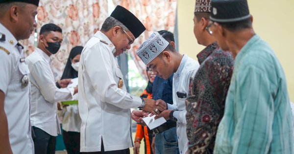 Taufan Pawe Serahkan Insentif Triwulan I Untuk Ketua RT Hingga Imam Masjid