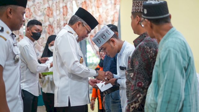 Taufan Pawe Serahkan Insentif Triwulan I Untuk Ketua RT Hingga Imam Masjid