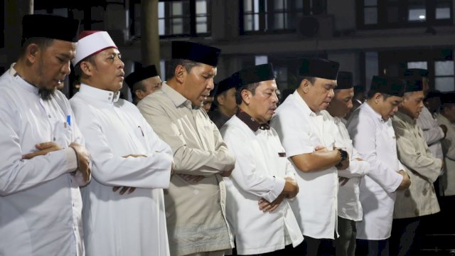 Wali Kota Makassar Moh Ramdhan Pomanto melaksanakan Salat Isya dan Tarawih Berjamaah bersama jajaran pegawai Pemkot Makassar, di Halaman Kantor Balai Kota, Kamis (30/03/2023).