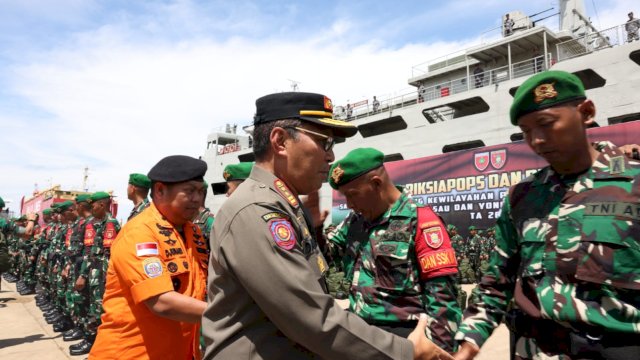 Wali Kota Makassar Moh Ramdhan Pomanto saat mendampingi Panglima TNI Laksamana Yudo Margono melepas keberangkatan Satgas Pamtas RI-PNG Kewilayahan Provinsi Papua dan Papua Barat Yonif 721/Makassau dan Yonif 623/Bhakti Wira Utama di Makassar, Jumat, (31/03/2023).