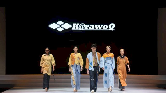 Penampilan karya Mursidah Waty di Indonesia Fashion Week 2023 bertempat di JCC, Minggu (26/2/2023). Mursidah dari KarawoQ mengusung tema “bunga Tatudi” dengan filosofi tanah dan air berpadu dalam busana yang ditampilkan.