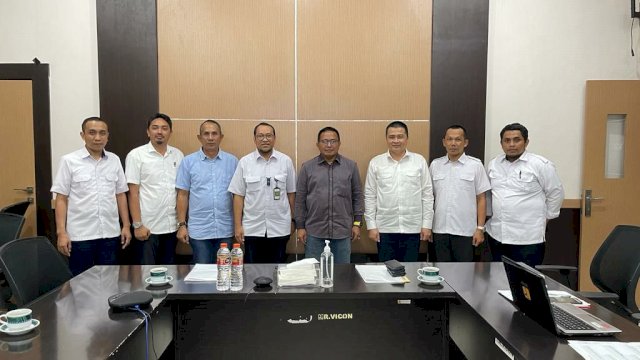 Anggota Komisi V DPR RI Muhammad Fauzi kembali menunjukkan keseriusannya mengawal perbaikan Jembatan Rampoang, Palopo. Anggota Fraksi Partai Golkar ini kembali menemui Kepala Balai Besar Pelaksanaan Jalan Nasional (BBPJN) Sulawesi Selatan di Makassar pada awal pekan ini.