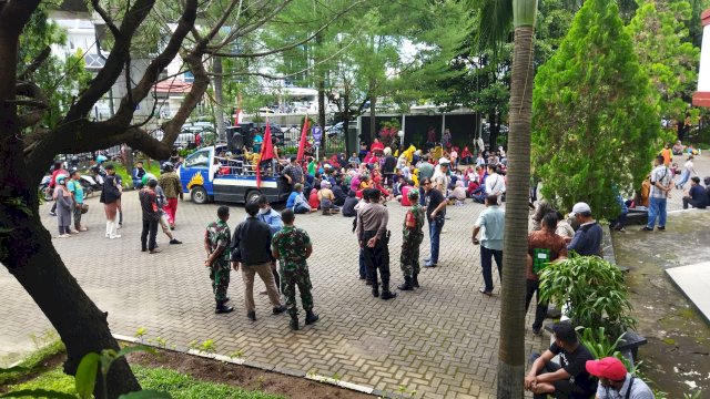 Aliansi pedagang di Pantai Losari yang mengatasnamakan Serikat Rakyat Mandiri Indonesia (SMRI) Makassar menggelar demonstrasi di Kantor DPRD Makassar, pada Kamis (2/3/2023).