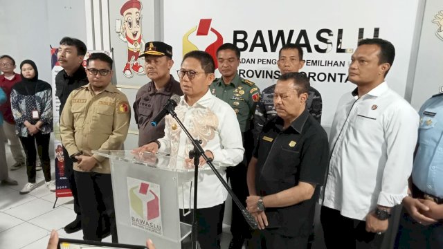 Penjabat Gubernur Gorontalo Hamka Hendra Noer saat memberikan keterangan pers usai meninjau fasilitas di Bawaslu, Kamis (2/3/2023). Penjagub memastikan kebutuhan Bawaslu bisa terpenuhi termasuk penganggaran Pilkada 2024.