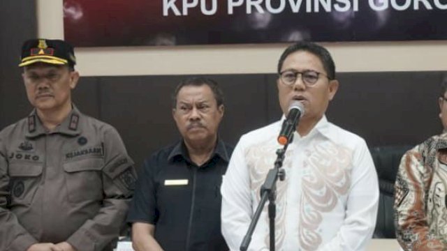 Penjagub Hamka saat memberikan keterangan pers usai berkunjung ke KPU, Kamis (2/3/2023). Selain mengecek kesiapan pelaksanaan tahapan pemilu, Hamka juga bicara tentang seleksi komisioner KPU yang sedang berproses di tim seleksi.