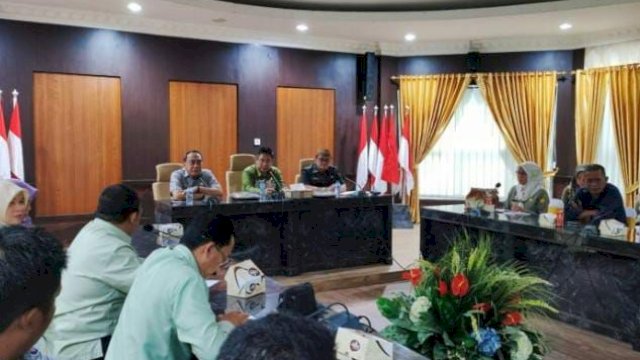 Suasana rapat persiapan kunjungan delegasi pemerintahan Malaysia yang dipimpin Penjabat Sekretaris Daerah Provinsi Gorontalo Syukri Botutihe di ruang Huyula Kantor Gubernur, Kamis (2/3/2023).