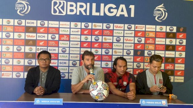 Pelatih Persis Solo, Leonardo Medina (kiri kedua) saat sesi press converence, Sabtu (4/3/2023) jelang menghadapi PSM Makassar di pekan 28 Liga 1 2022-2023 di Stadion Gelora BJ Habibie, Parepare, Minggu (5/3/2023).