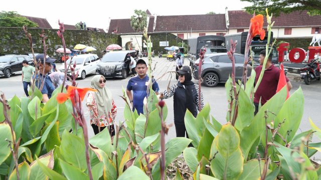 Wakil Wali Kota Makassar, Fatmawati Rusdi, lakukan peninjauan ke beberapa taman kota, dan juga lorong wisata, pada Sabtu (4/03/2023).