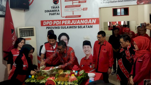 Sekretaris Jenderal DPP PDIP, Hasto Kristiyanto ikut dalam kegiatan syukuran kantor baru DPD PDIP Sulsel, yang terletak di Jalan Gunung Bawakaraeng No 210, Makassar, pada Senin (6/3/2023).