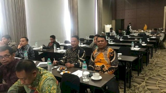 Anggota Bawaslu Provinsi Gorontalo Ahmad Abdullah didampingi Kepala Sekretariat Nikson Entengo menghadiri Focus Group Discussion (FGD) Advokasi Hukum Pencegahan Tindak Pidana Korupsi Dalam Penggunaan Dana Hibah Pada Pemilihan Gubernur, Bupati, Dan Walikota.