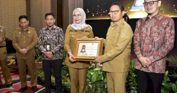 Pemprov Gorontalo-BPJS Ketenagakerjaan Serahkan Paritrana Award 2022 ke Pelaku Usaha