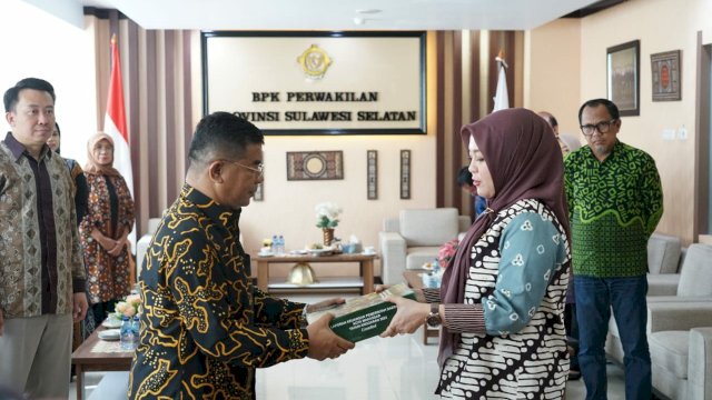 Makassar kota pertama di wilayah Sulawesi Selatan yang telah menyerahkan Laporan Keuangan Pemerintah Daerah(LKPD) Tahun Anggaran (TA) 2022, dan diterima langsung oleh Kepala Perwakilan BPK RI Provinsi Sulsel, Amin Adab Bangun, di kantor BPK Perwakilan Sulsel, Jumat (10/03/2023).