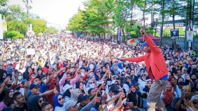 Jalan Sehat Anak Rakyat yang dipimpin langsung Ketua DPRD Makassar, Rudianto Lallo sukses dilaksanakan. Puluhan ribu warga Kecamatan Panakkukang menghadiri kegiatan tersebut.