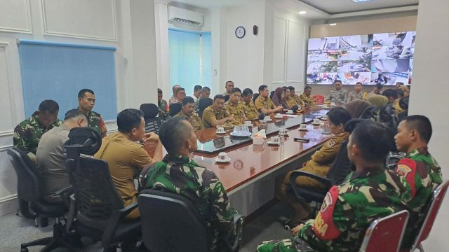 Pemerintahan Kecamatan Tallo melakukan rapat koordinasi kamtibmas bersama anggota TNI/Polri, di ruangan rapat Kantor Camat Tallo, pada Senin (13/3/2023). Rapat koordinasi ini sebagai upaya untuk meningkatkan sinergitas dalam rangka menciptakan stabilitas kamtibmas yang kondusif. 