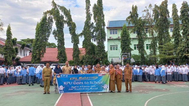 Komisi Pemilihan Umum (KPU) Kota Makassar bersama Panitia Pemilihan Kecamatan (PPK) melakukan Sosialisasi Pemilu Serentak 2024 kepada Gen Z atau pemilih pemula melalui Program KPU Makassar Goes to School, pada Senin (13/3/2023).