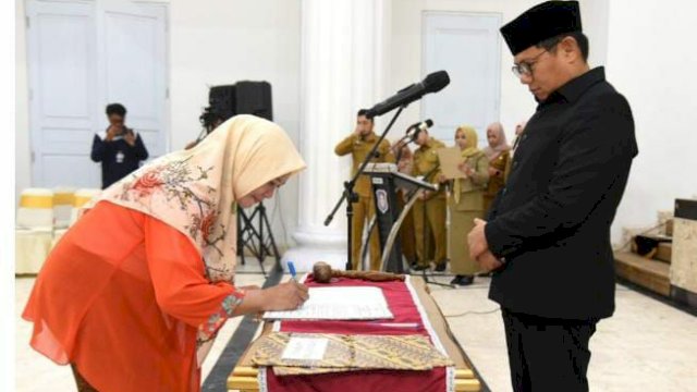 Penjagub Hamka saat menyaksikan penandatanganan berita acara oleh perwakilan pejabat administrator yang baru saja dilantik, Senin (13/3/2023).