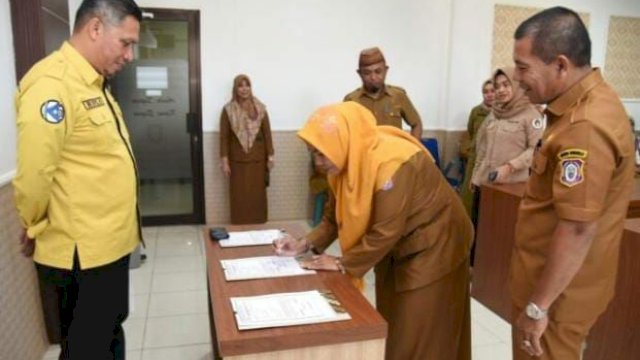 Pejabat baru Sekretaris Dinas Kominfotik Gorontalo, Sandra Mangindaan, menandatangani berita acara serah terima jabatan di ruang kantor Diskominfotik Gorontalo, Selasa (14/3/2023).