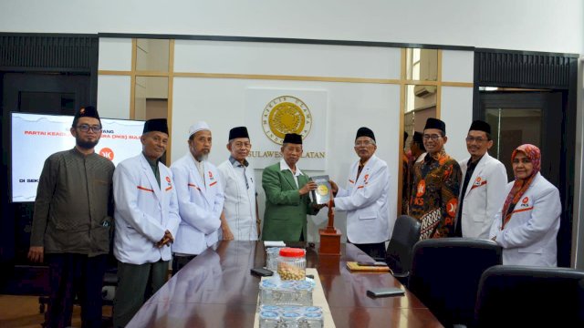 Dewan Pakar DPW Sulsel yang baru dibentuk pada akhir Februari lalu, sudah mulai bekerja. Bersama Pengurus DPW PKS Sulsel, dewan pakar menyambangi MUI Sulsel, pada Senin (13/3/2023).