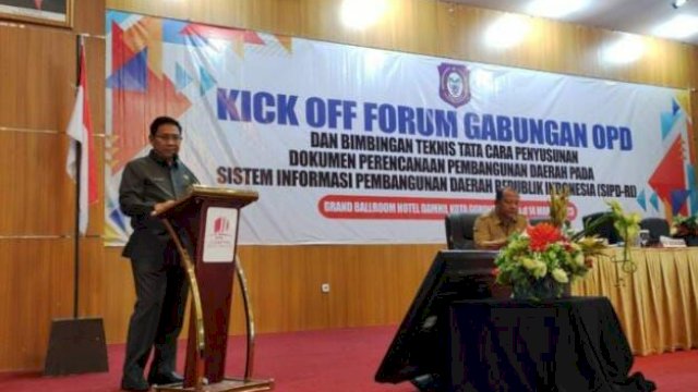 Penjabat Sekretaris Daerah Provinsi Gorontalo Syukri Botutihe memberikan sambutan pada pembukaan Bimbingan Teknis Penyusunan Dokumen Perencanaan Pembangunan Daerah pada Sistem Informasi Pembangunan Daerah Republik Indonesia (SIPD-RI), bertempat di Ballroom Hotel Damhil, Senin (13/3/2023).