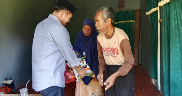 Usai Terekam Ogah Jabat Tangan Warga, Ketua DPRD Lutim Kini Santuni Kaum Dhuafa