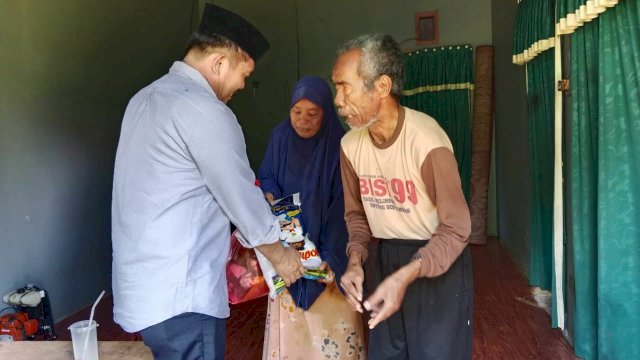 Usai Terekam Ogah Jabat Tangan Warga, Ketua DPRD Lutim Kini Santuni Kaum Dhuafa