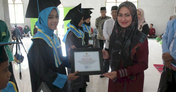 Bupati Indah Ikuti Wisuda 139 Santri TPA: Terima Kasih Telah Membentuk Mental Kenal Al-Qur&#8217;an