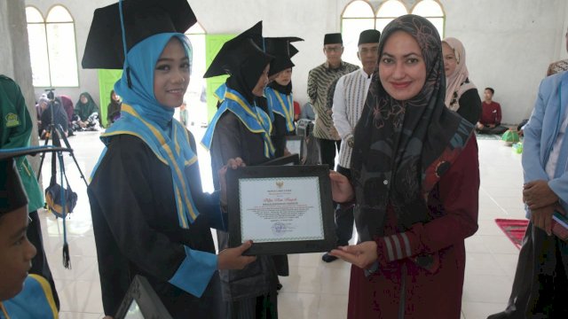 Bupati Indah Ikuti Wisuda 139 Santri TPA: Terima Kasih Telah Membentuk Mental Kenal Al-Qur&#8217;an