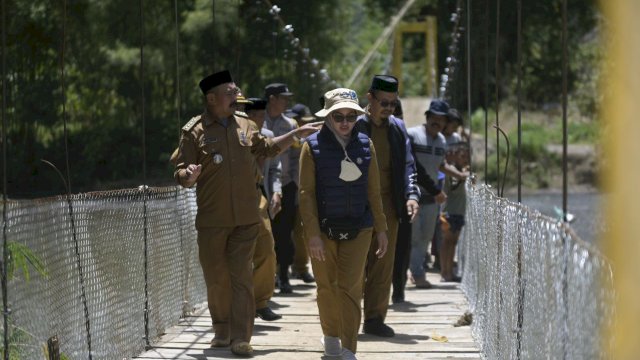 Pembangunan Jembatan Gantung Sungai Betue, Desa Padang Balua Kecamatan Seko telah rampung. Bupati Luwu Utara Indah Putri Indriani meminta kepada pemerintah desa bersama masyarakat untuk menjaga dan merawat jembatan yang menghubungkan dua desa itu.