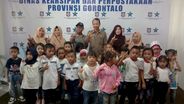 Dinas Kearsipan dan Perpustakaan (Arpus) Provinsi Gorontalo terima 60 siswa-siswi dari tujuh TK di Kecamatan Tilango menggelar wisata Literasi, Selasa (21/3/2023).