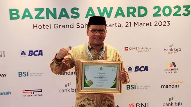 Wali Kota Makassar Moh Ramdhan Pomanto meraih penghargaan Baznas Award 2023 kategori 'Wali Kota Pendukung Utama Baznas Sejahterakan Umat' yang diserahkan langsung Wakil Presiden Indonesia Ma'ruf Amin kepada Wali Kota Makassar Danny Pomanto, di Hotel Sahid Jakarta, Selasa (21/03/2023) kemarin.