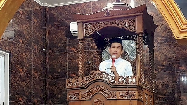 Dokumentasi Ketua DPRD Kota Makassar, Rudianto Lallo saat melaksanakan salat tarawih pertama, Ramadan 1444 H di kampung halamannya di Masjid Nurul Anshar, Kelurahan Lakkang, Kota Makassar, Rabu (22/3/2023). 