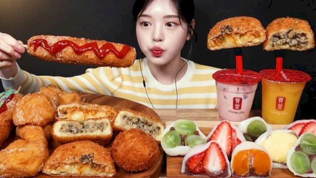 YouTuber mukbang Korea bernama Eat with Boki. Foto: Tangkapan Layar YouTube Eat With Boki 